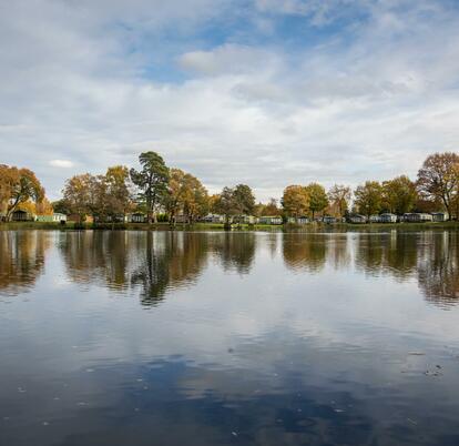 Autumn colours across the lake at Pearl Lake