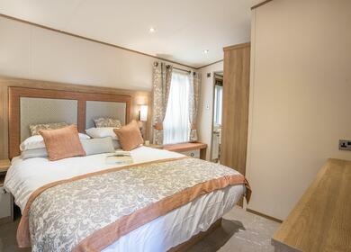 Holiday home buyers guide. Static caravan master bedroom photo