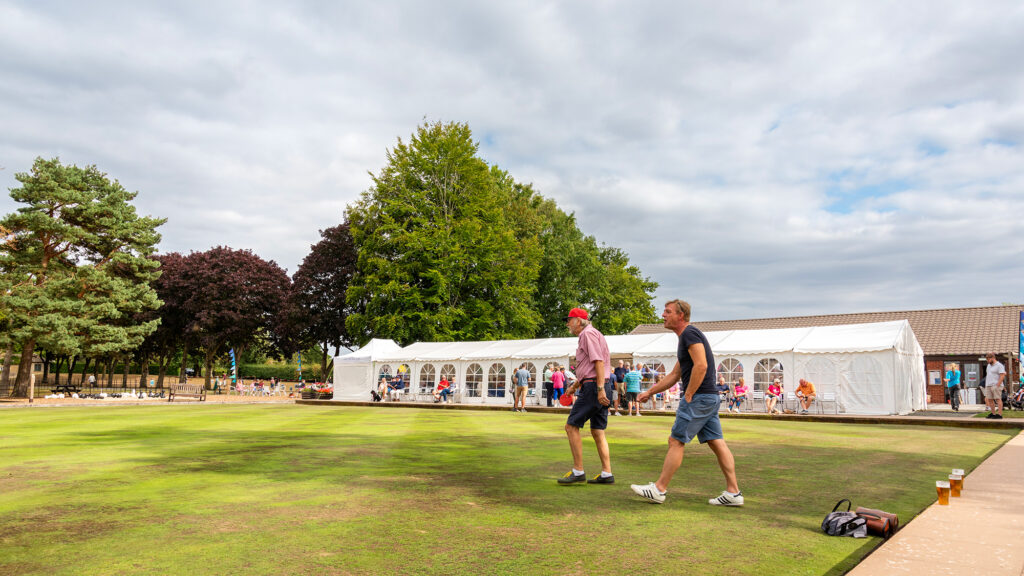 5 star holiday park with bowling green at Pearl Lake