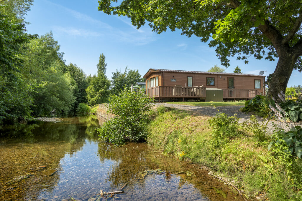 Riverside holiday home at Arrow Bank
