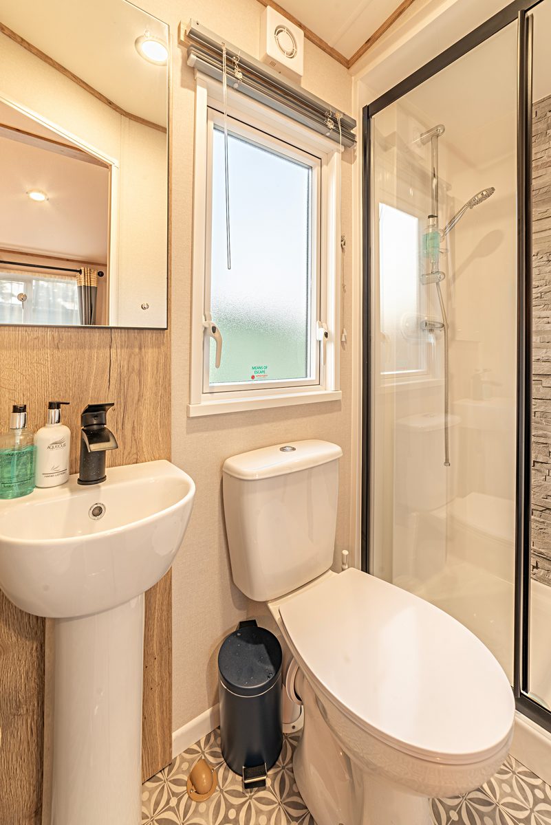 Classic Holiday Home Bathroom - Discover Parks