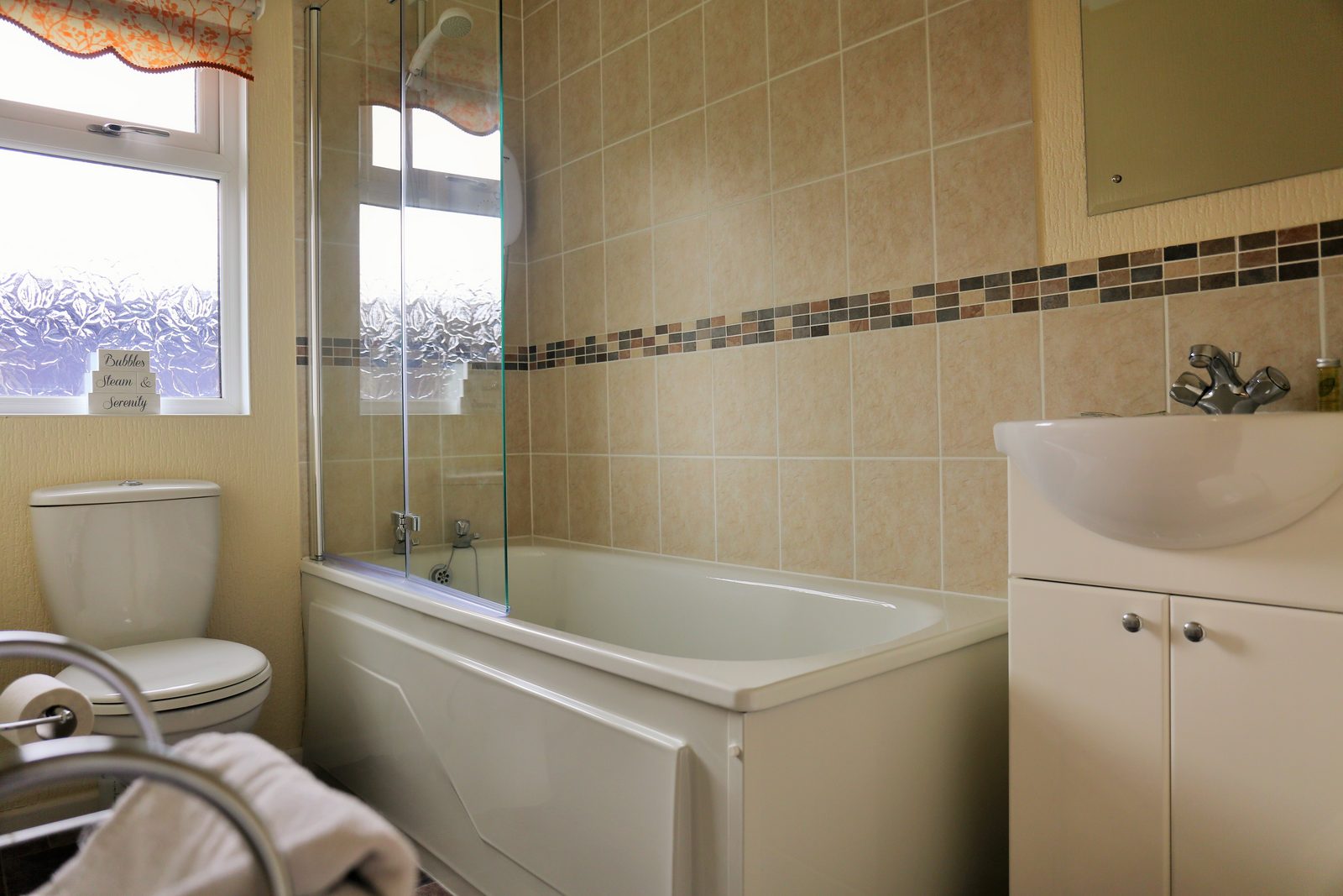Classic Lodge Bathroom - Discover Parks