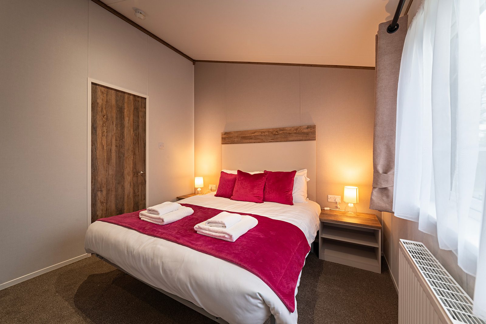 Luxury Lodge Bedroom - Discover Parks