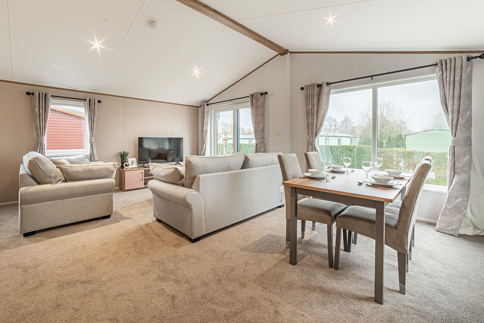 Luxury Lodge Dining - Discover Parks