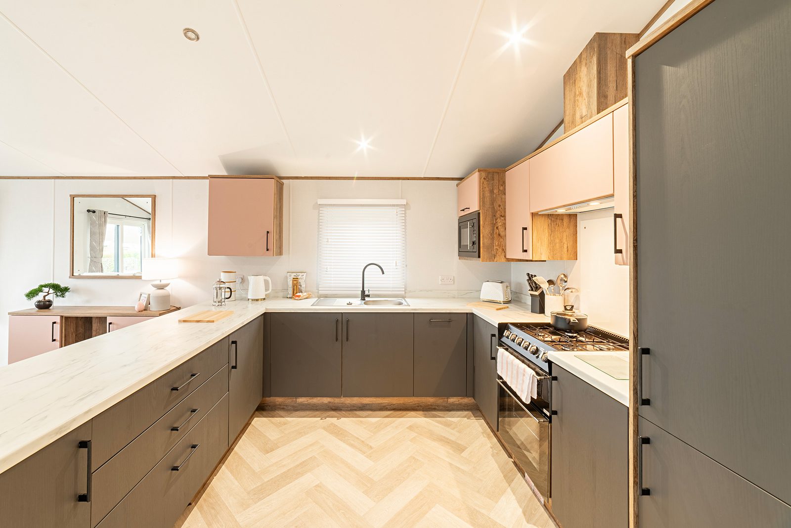 Luxury Lodge Kitchen - Discover Parks