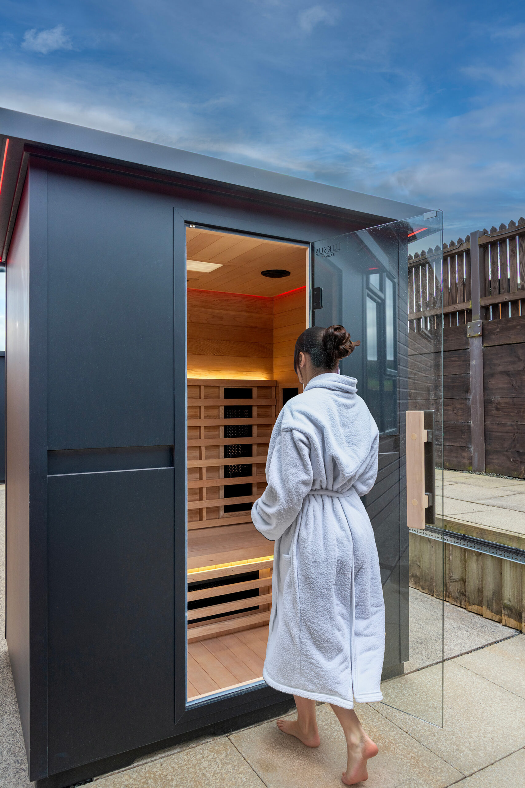 _DMC3615-with-woman (002)