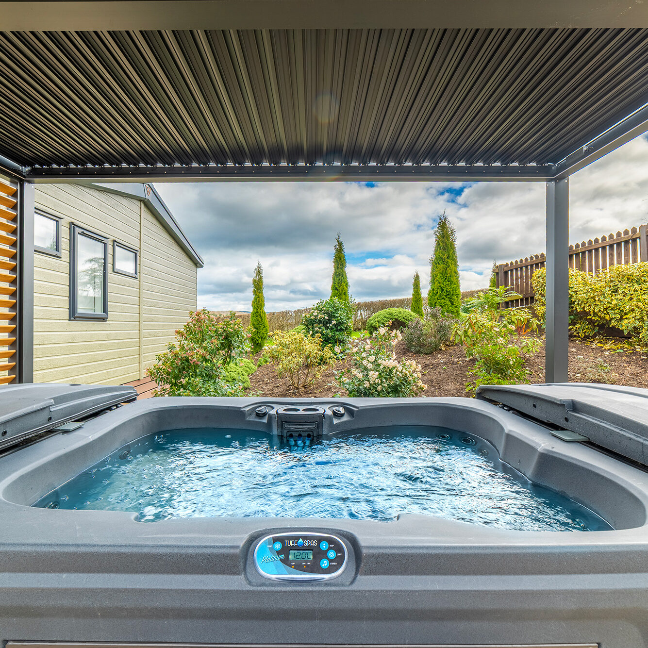 DMC3716-HDR-aspect-ratio-1-1